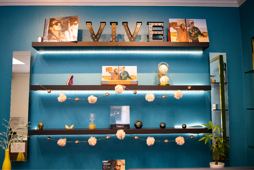 Interior de Vive Optometry con letras VIVE